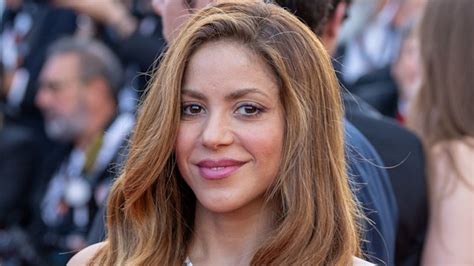 sexiest shakira|Shakira, 47, showcases her tiny waistline in a fringed。